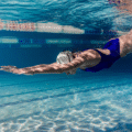 Dlaczego warto nauczyć się pływać? Przewodnik dla początkujących
